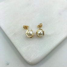 Load image into Gallery viewer, 18K Gold Layered Pearl in Gold Lines Stud Earrings 21.0055/92
